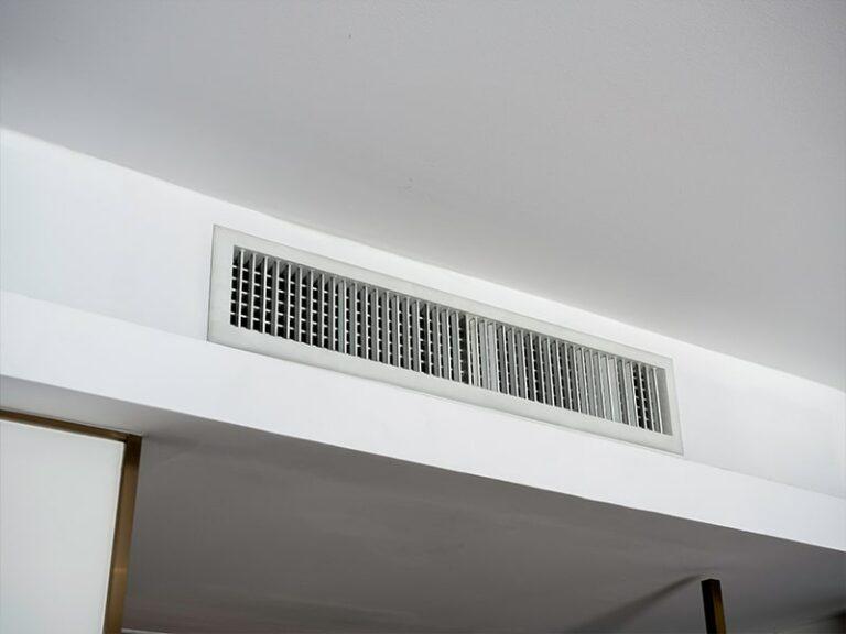 Klimaanlage in der Wand montiert in Hotelzimmer - Lüftungsreinigungsservice durch W & W Berlin.de